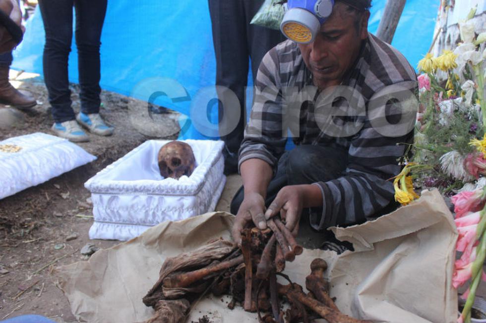 Exhuman restos de mujer  a ritmo de santiago (VIDEO)