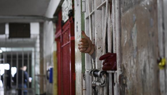 Un recluso levanta el pulgar en la Unidad Penitenciaria N  9 de La Plata, una prisión en las afueras de Buenos Aires, Argentina. (Foto: EITAN ABRAMOVICH / AFP)