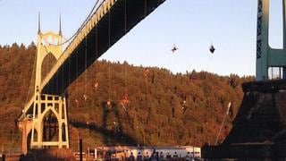 Activistas se cuelgan de un puente en EEUU para bloquear buque de Shell