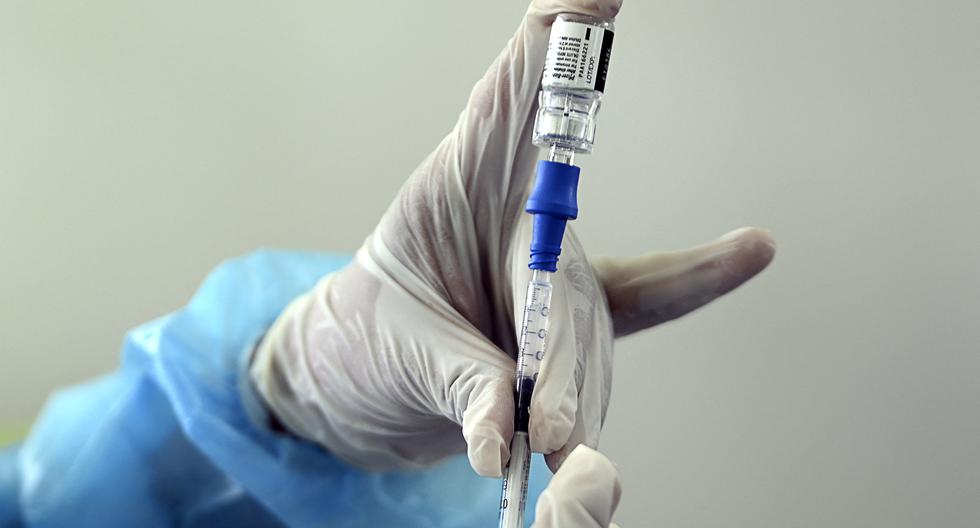 Enfermera en el proceso de vacuna de Pfizer-BioNTech contra el coronavirus. (Foto: AFP)