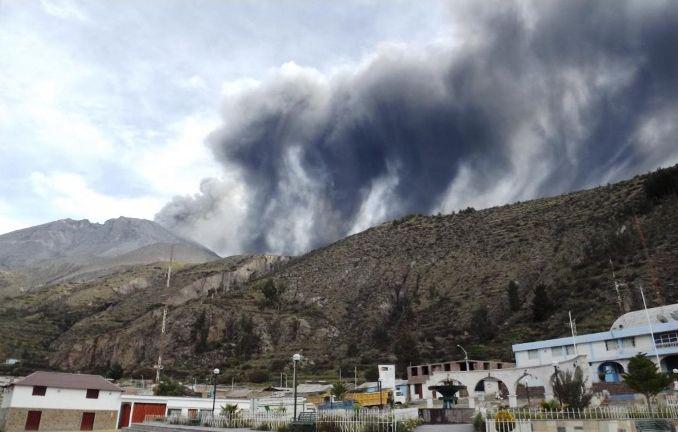 Volcán Ubinas mantiene emisión constante de cenizas con dirección sur 