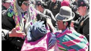Puno: Policía llevó ropa de abrigo a pobladores de Chaco y San Antonio de Esquilache