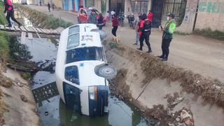 Con grúa y sogas sacan a combi que cayó a canal Cimirm en Huancayo (VIDEO)