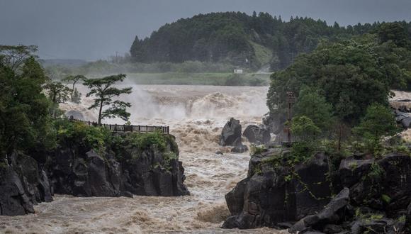 Las aguas embravecidas fluyen a lo largo del río Sendai tras el tifón Nanmadol en Isa, prefectura de Kagoshima, el 19 de septiembre de 2022. (Foto de Yuichi YAMAZAKI / AFP)