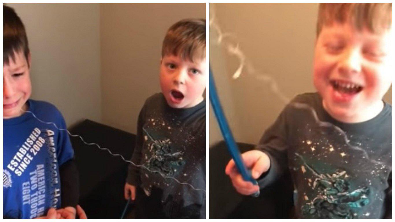 YouTube: ​Niño ayuda a extraer un diente a su hermanito de manera increíble (VIDEO)