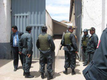 Encapuchados asaltan a conocida quinta de Juliaca