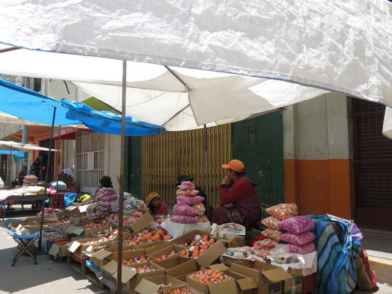 Juliaca: Comerciantes se instalan para Todos los Santos 