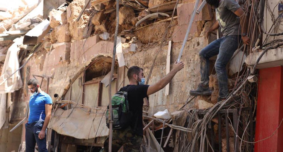 Imagen referencial. Los jóvenes inspeccionan los daños en un edificio, un día después de una explosión en el puerto de Beirut (Líbano). Foto del 5 de agosto de 2020. (EFE/EPA/IBRAHIM DIRANI / DAR AL MUSSAWIR).