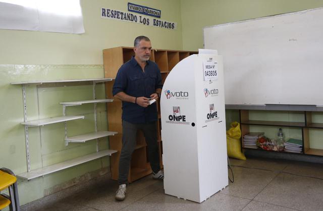 Salvador del Solar reaparece y vota en colegio Alfonso Ugarte de San Isidro. Fotos: Francisco Neyra/GEC