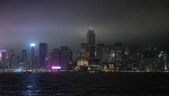 Se muestra una vista del horizonte de Hong Kong antes de que se apagaran las luces para marcar la campaña ambiental La Hora del Planeta el 25 de marzo de 2023. (Foto de Bertha WANG / AFP)