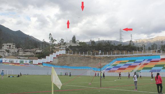 Línea de alta tensión cruza campo de fútbol de estadio en Apurímac