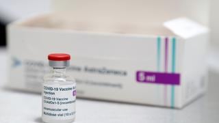 Expertos alemanes dicen que vacuna de AstraZeneca solo es recomendable para personas menores de 65 años
