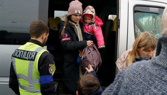 Más de 3.700 personas fueron trasladadas a sitios seguros desde la ciudad de Mariúpol. (Foto: Emre caylak / AFP)