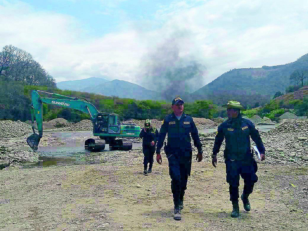 Incautan maquinaria y queman campamento