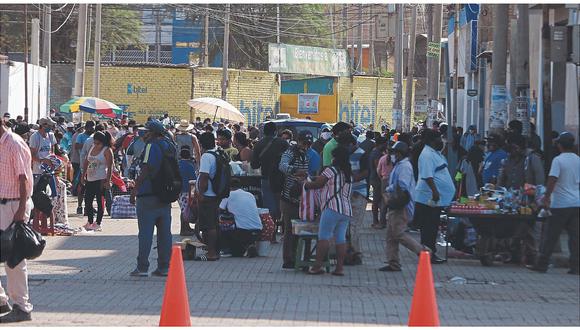 Piura: Los ambulantes se aglomeran en la calle Los Naranjos,cerca al complejo de mercados