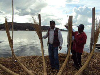 Balsa de totora de Los Uros navegó en río de Alemania