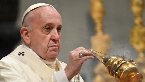 El papa Francisco balancea un incensario durante una misa de ordenación el 25 de abril de 2021 en la Basílica de San Pedro en el Vaticano. (Alberto PIZZOLI / AFP).
