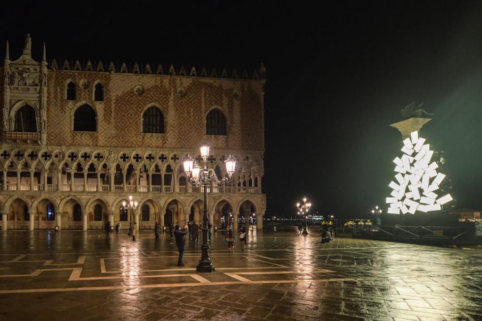 Luz y espíritu navideño pese a la pandemia y la falta de turistas. Venecia ha decidido engalanarse para las fiestas de fin de año e iluminar sus lugares más célebres, como la plaza San Marcos o el puente de Rialto.