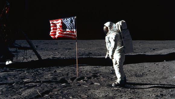 LUN29 MIAMI (FL, EEUU) 19/07/04 .-  el 20 de julio de 1969 el hombre dio sus primeros pasos en la Luna, el módulo de exploración "Eagle", componente de la nave Apolo XI, se posa sobre el satélite de la Tierra. El primero en pisar la superficie lunar es Neil Armstrong  junto a la bandera estadounidense, 20 de julio 1969. EFE/NASA