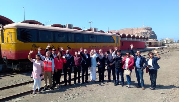 Autovagón 261 se puso en marcha otra vez llevando en este primer viaje tras casi tres años a autoridades, invitados especiales y turistas. (Foto: Adrian Apaza)