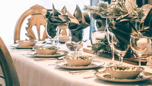El blanco, beige o crema, funcionan muy bien como base para la decoración de una mesa navideña. (Foto: Difusión)