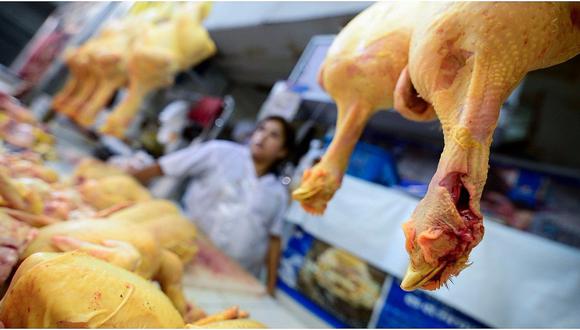 Precio del pollo se eleva a 50% en los mercados de la capital
