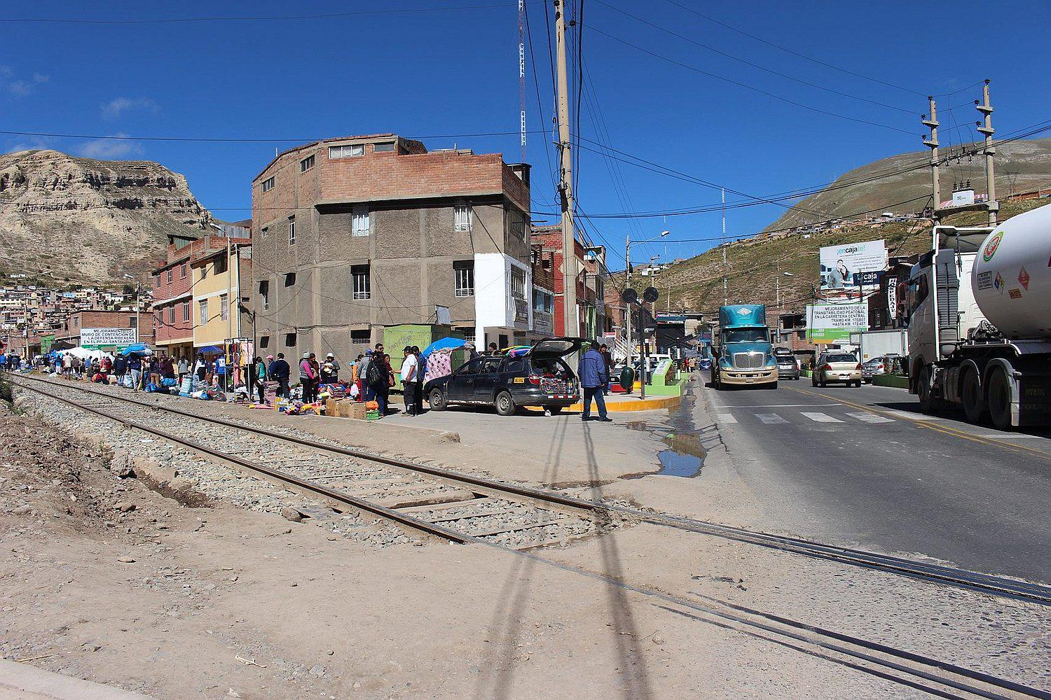 Comerciantes arriesgan sus vidas instalando puestos muy cerca a vías de ferrocarril  (VIDEO)