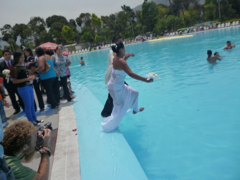 Comas celebró boda masiva acuática por San Valentín