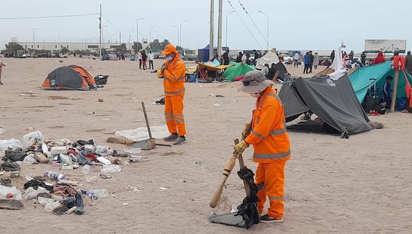 Obreros municipales recorrieron la pampa fronteriza para recoger los desperdicios a causa del campamento de migrantes
