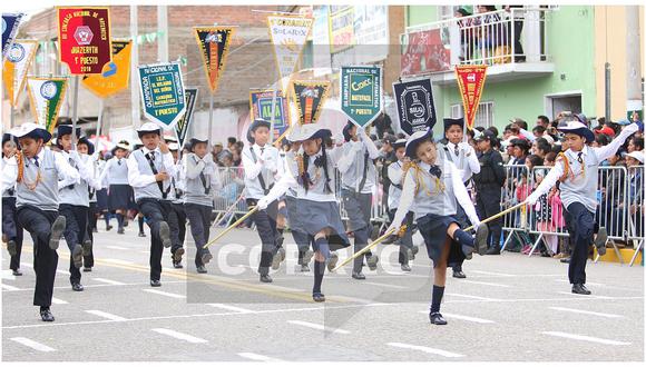 'Pérez' y  'Carhuancho' se juntan en desfile por aniversario en Huancayo (FOTOS)