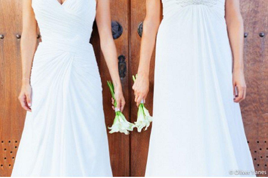 Dos monjas cuelgan hábitos para casarse entre ellas