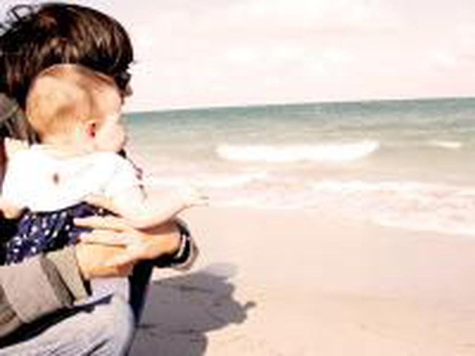 Jaime Bayly pasea con su bebé por la playa