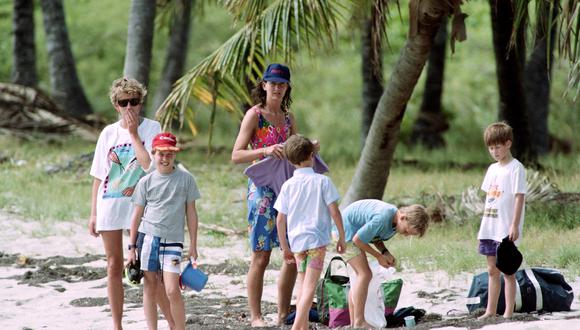 La princesa de Gales, Diana (izq.), se detiene un momento mientras sus hijos William (2.º izq.) y Harry (der.), y amigos de la familia, acampan en Banana Beach el 4 de enero de 1993 durante una excursión de un día. (Foto de Paul J. Richards / AFP)