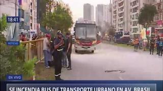 Bus de transporte público se incendió en la avenida Brasil, en Pueblo Libre