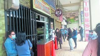 Decenas hacen colas para comprar pollos a la brasa por Día de la Madre en Huancayo