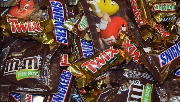 Ordenan retirar famosas barritas de chocolate por contener plástico