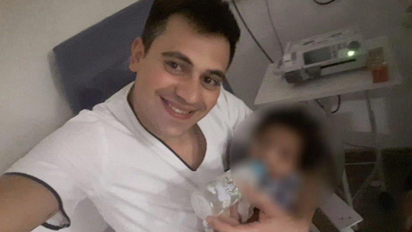 Enfermero adopta a bebé abandonado: "Si abres los ojos te llevo a casa" (FOTOS)