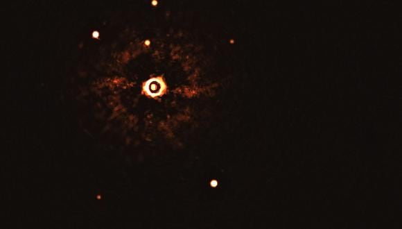 Esta imagen del folleto publicada el 22 de julio de 2020 por el Observatorio Europeo Austral (ESO) y capturada por el instrumento de esfera en el telescopio muy grande de ESO, muestra la estrella TYC 8998-760-1 acompañada de dos exoplanetas gigantes, TYC 8998-760 -1b y TYC 8998-760-1c. (Foto de Handout / Observatorio Europeo Austral / AFP)