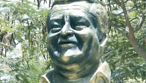Develan busto de José Aguilar