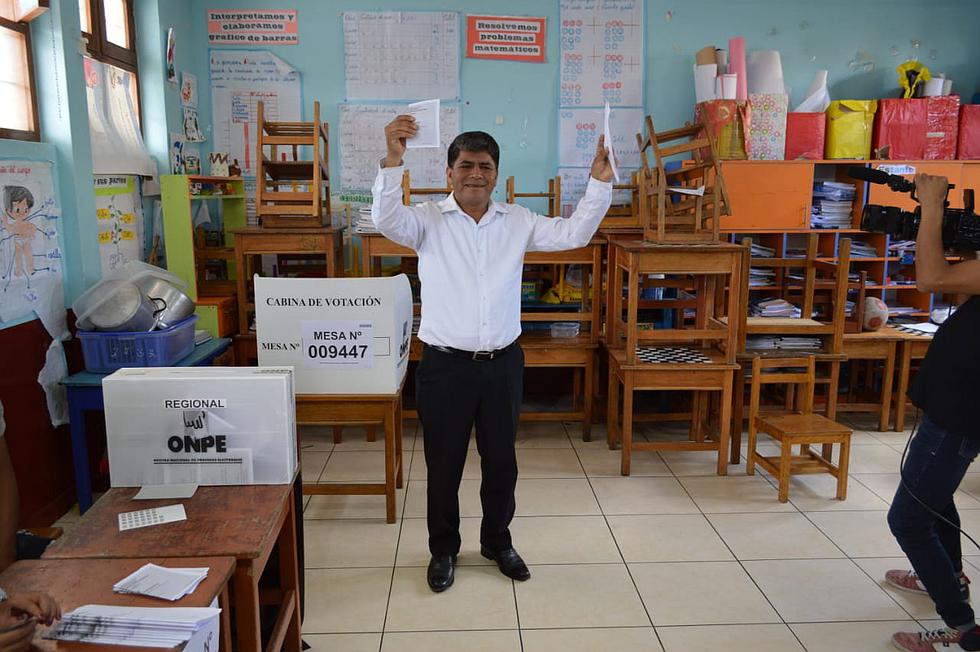 Candidatos Carlos Rua y Richard Prado votaron en Huanta y Huamanga (Fotos)
