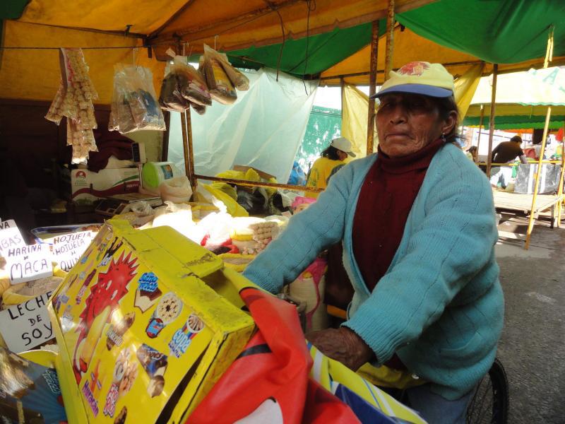 Doña "Machi" más de 30 años vendiendo helados 