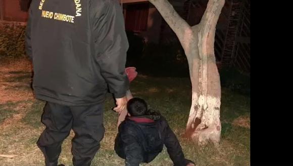 Vecinos atan a menor a un árbol por intentar robar una mototaxi