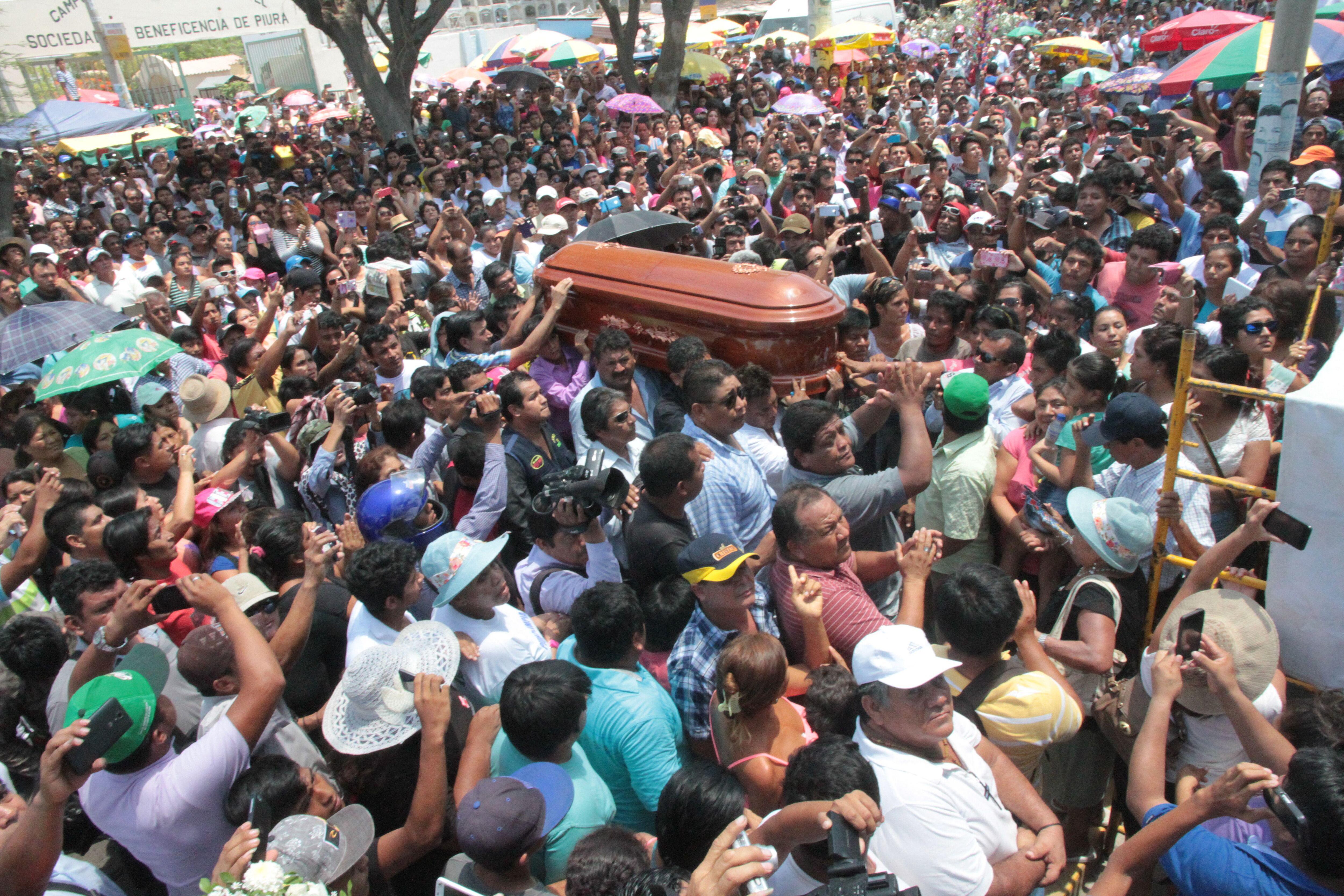 Piura: A ritmo de cumbia sepultan al exvocalista de Armonía 10 (VIDEO)