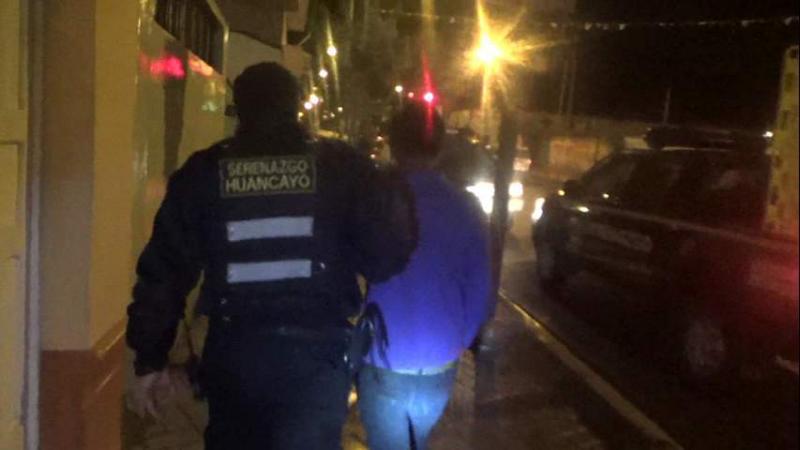 Adolescente ebrio dormía en plena vía pública 