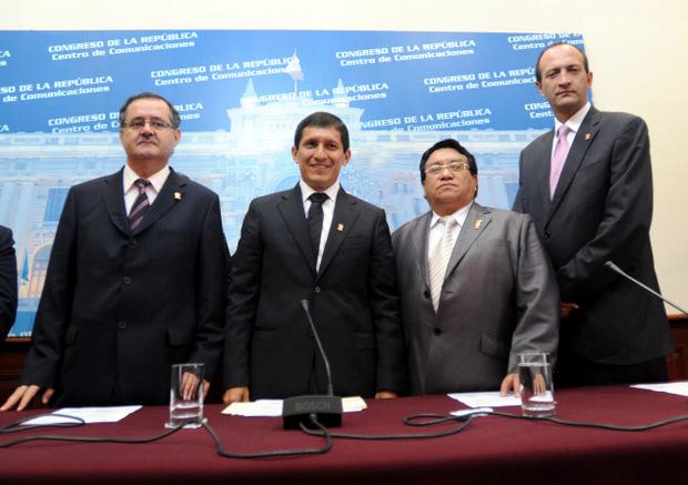 Víctor Isla no hará caso a sugerencias de Abugattás