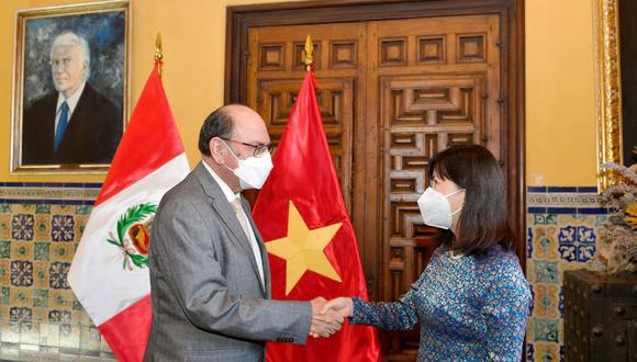 Canciller César Landa tuvo una reunión con la embajadora de Vietnam concurrente en el Perú desde Brasil, Pham Thi Kim Hoa. (Foto: Ministerio de Relaciones Exteriores)
