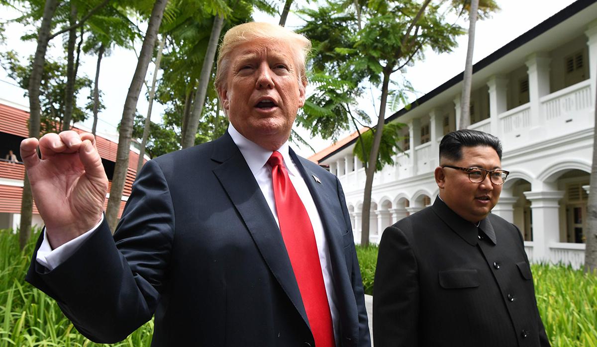 El presidente de los Estados Unidos, Donald Trump, habla con los medios mientras camina con el líder de Corea del Norte, Kim Jong Un, en junio de 2018. (Foto: AFP)