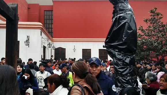 Santa Rosa de Lima es cubierta con una bolsa negra en su día