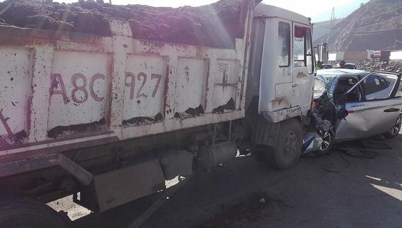 Choque de auto con camión deja un fallecido y varios heridos en Cusco