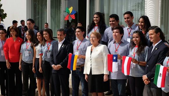 Ollanta Humala y Michelle Bachelet no se reúnen en cita bilateral pero se toman foto con becarios 
